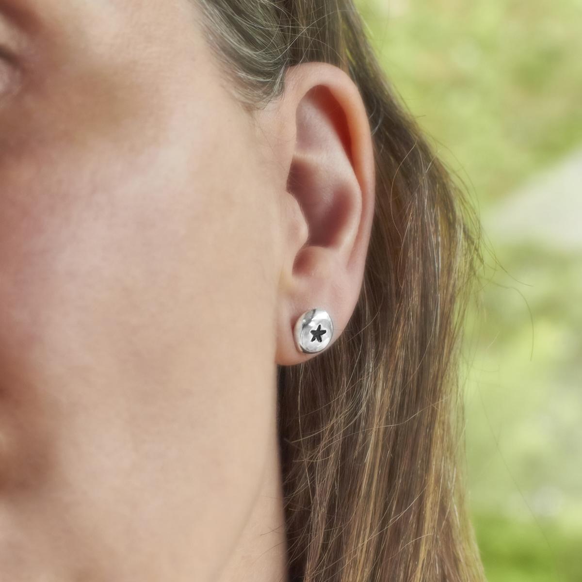 STAR PEBBLE EARRINGS BY EMMA WHITE AVAILABLE FROM THE JEWELLERY MAKERS. IMAGE PROPERTY OF EMMA WHITE-0