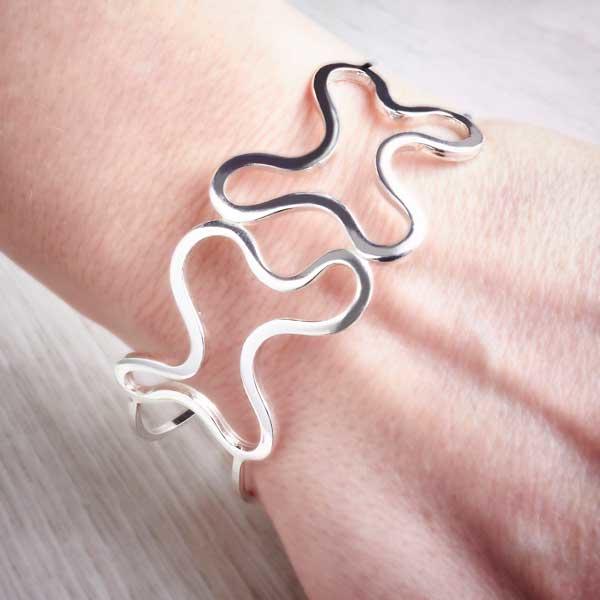 Chunky, silver, abstract bangle on model, by Alice Chandler. Image property of THE JEWELLERY MAKERS-1