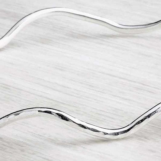 Wavy hammered silver handmade bangle by Alice Chandler, crop shot. Image property of THE JEWELLERY MAKERS-1