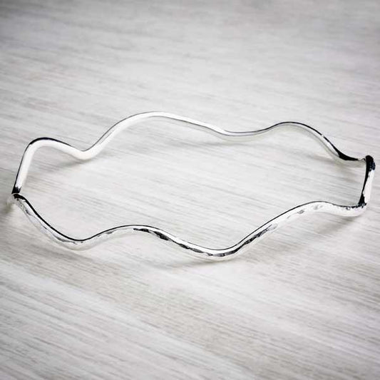 Wavy hammered silver handmade bangle by Alice Chandler. Image property of THE JEWELLERY MAKERS-0
